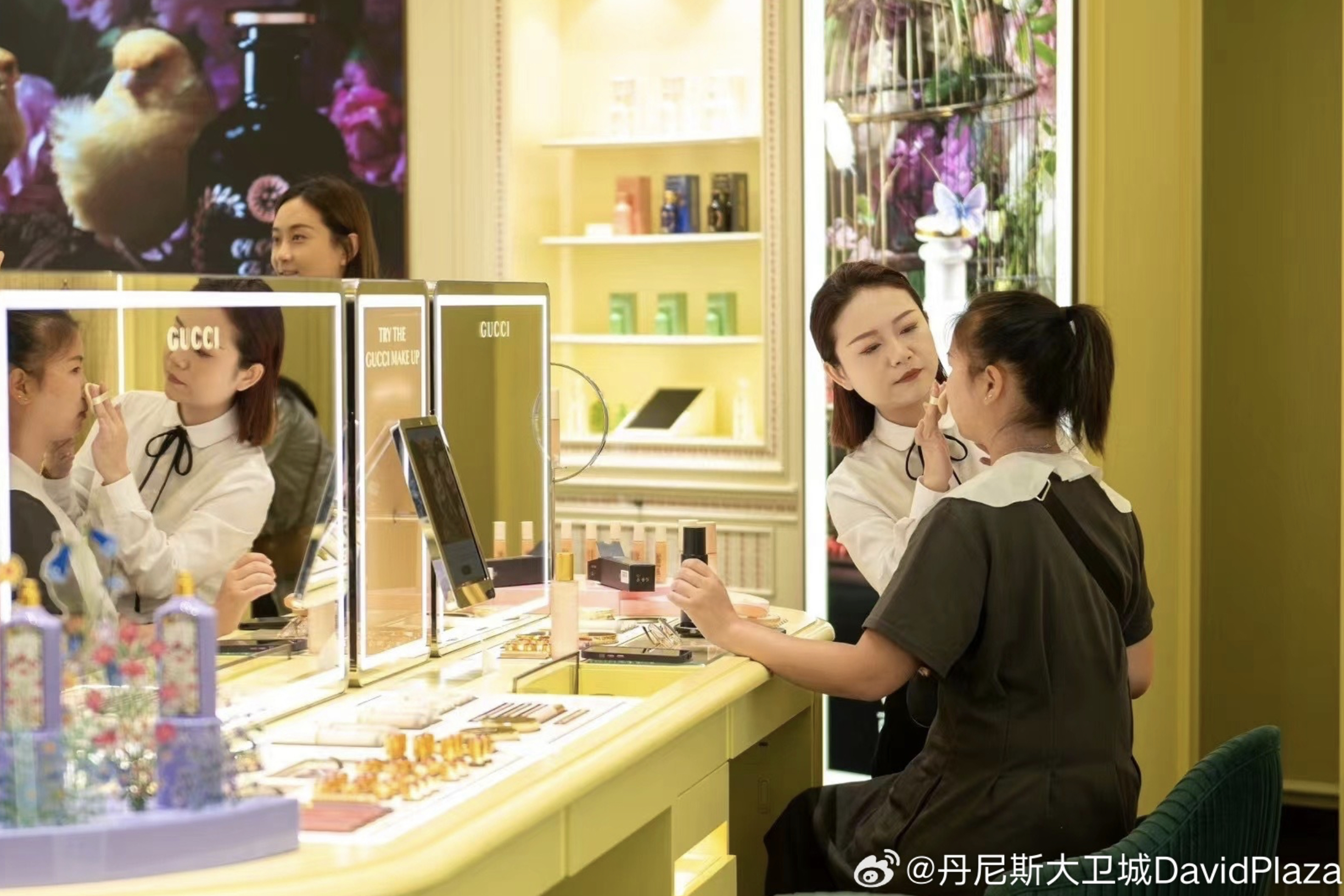 Utilización de pantallas digitales e interactivas en la tienda beauty de Gucci en Henan, China.