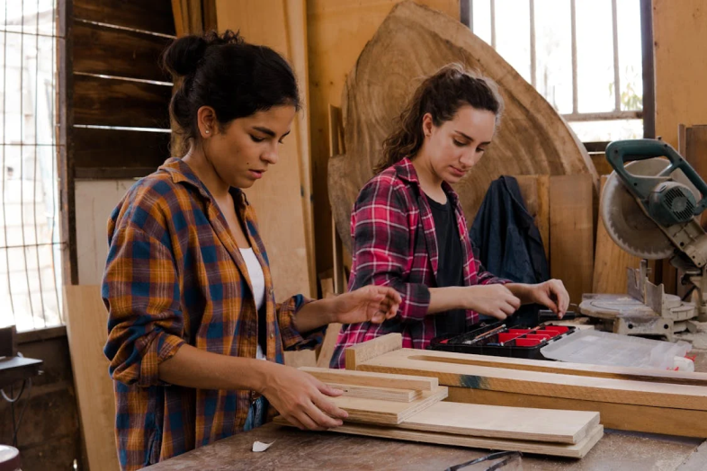 Mujeres artesanas en un taller de producción.